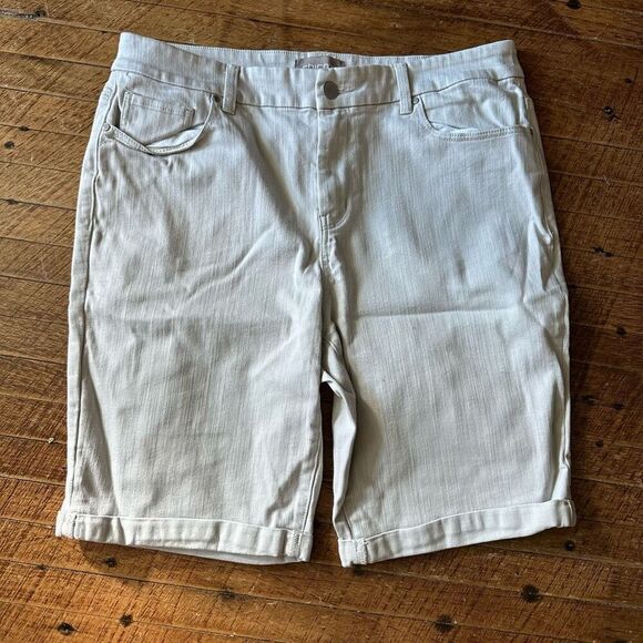 Chico’s cream Bermuda stretchy longer length 1.5/10 shorts - Picture 1 of 4